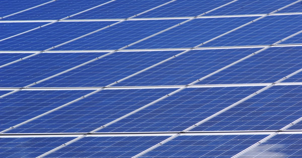 Comparing Energy Savings: Solar vs Traditional Power Sources