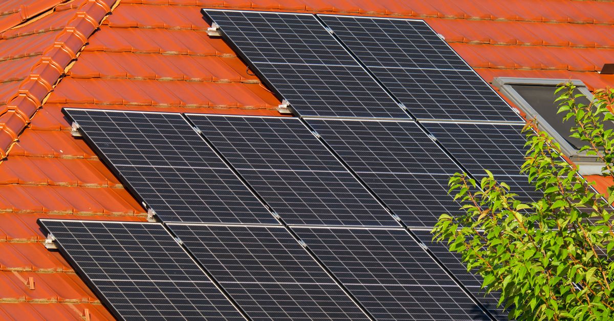 How to Clean Solar Panels Safely and Effectively